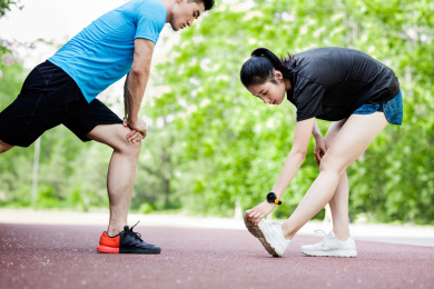 年轻男女在跑步
