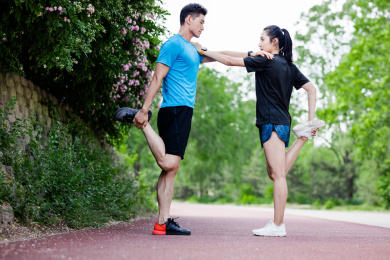 年轻男女在跑步