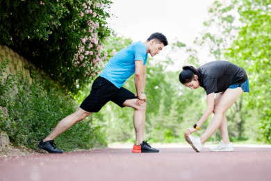 年轻男女在跑步
