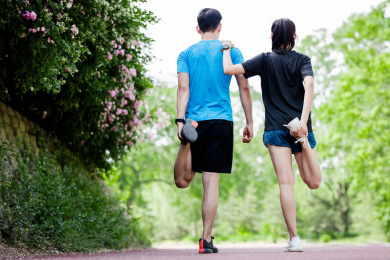 年轻男女在跑步