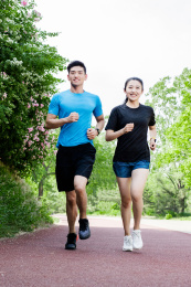 年轻男女在公园跑步