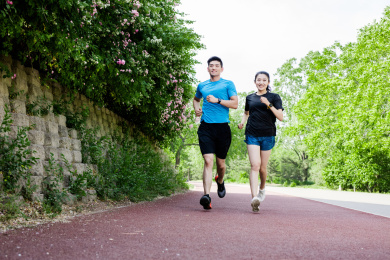 年轻男女在公园跑步