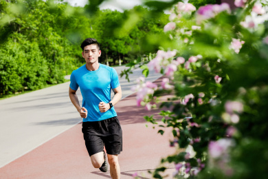 年轻男性在跑步