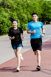 年轻男女在公园跑步