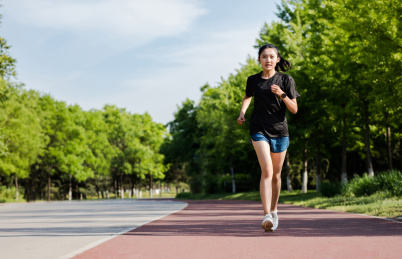 年轻女性在跑步