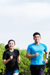 年轻男女在跑步