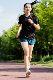 年轻女性在跑步