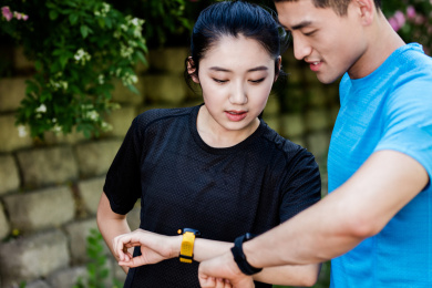 年轻男女在跑步