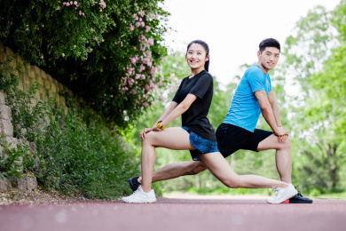 年轻男女在跑步