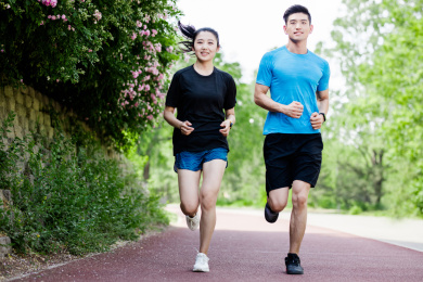 年轻男女在跑步