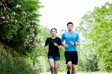 年轻男女在跑步