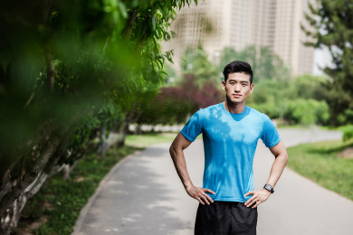 年轻男性在公园跑步