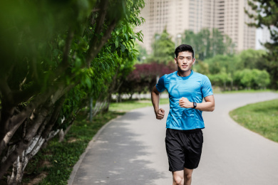 年轻男性在公园跑步