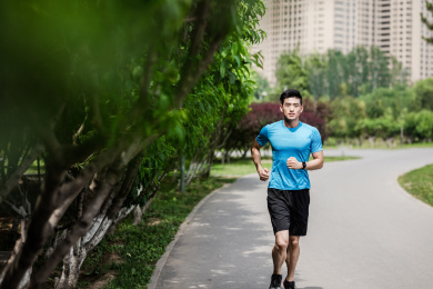 年轻男性在公园跑步