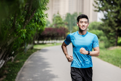 年轻男性在公园跑步