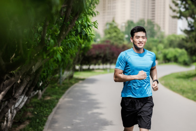 年轻男性在公园跑步