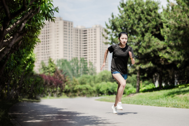 年轻女性在公园跑步