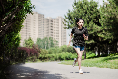 年轻女性在公园跑步