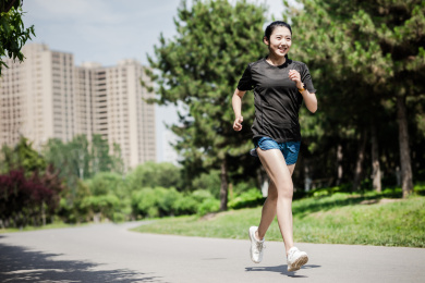 年轻女性在公园跑步