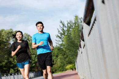 年轻男女在公园跑步