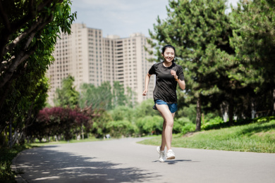 年轻女性在公园跑步