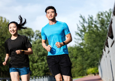 年轻男女在公园跑步
