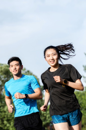 年轻男女在公园跑步