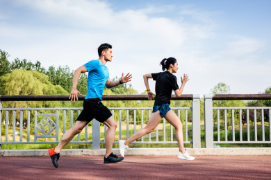 年轻男女在公园跑步