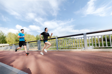 年轻男女在公园跑步