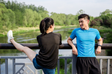 年轻男女在公园跑步