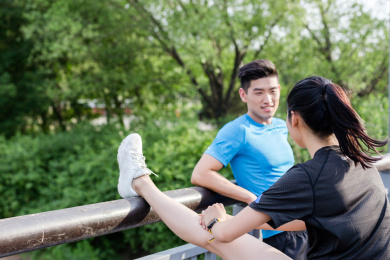 年轻男女在公园跑步