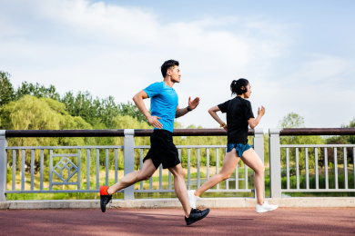 年轻男女在公园跑步