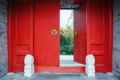 传统红色的大门