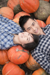 年轻夫妇躺在桩南瓜