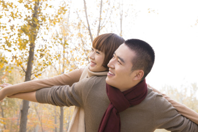 年轻的情侣户外捎带