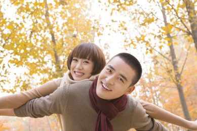 年轻的情侣户外捎带