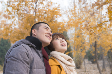 年轻夫妇看着查看