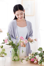 青年女人与花