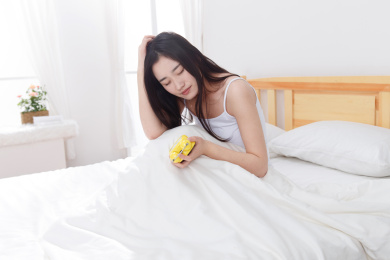 青年女人起床