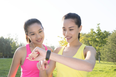 女朋友检查对智能手表的健康数据