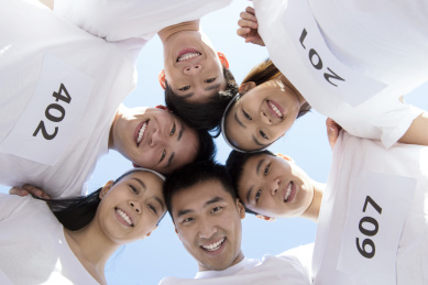 马拉松运动员在起跑线上拥挤