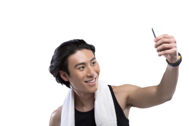 年轻人以手机自拍,运动后