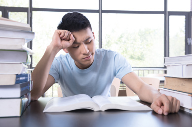 大学生在图书馆学习