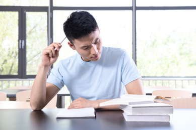 大学生在图书馆学习