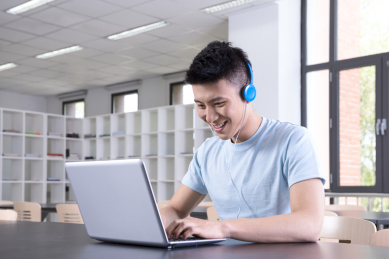 在库中使用笔记本电脑的大学生