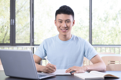 大学生在图书馆学习