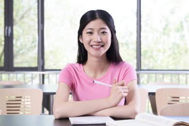 大学生在图书馆学习