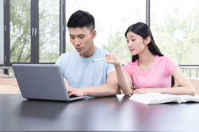 大学生在图书馆学习