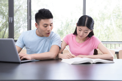 大学生在图书馆学习