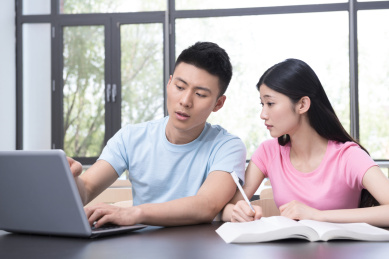 大学生在图书馆学习